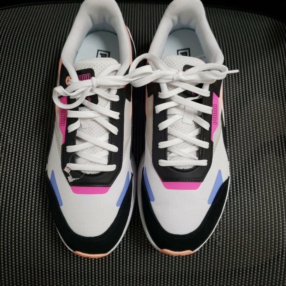Woman's puma sneakers
